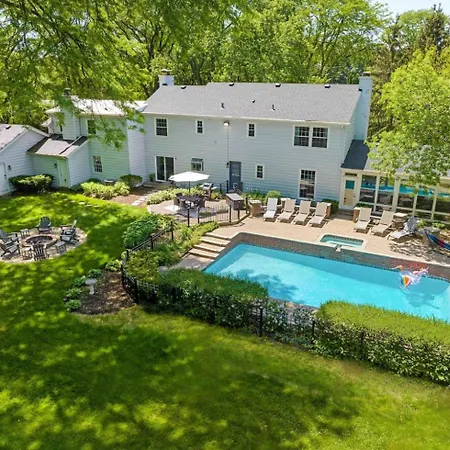 Spacious, Luxury Renovated Home With 4 Kings, Firepit